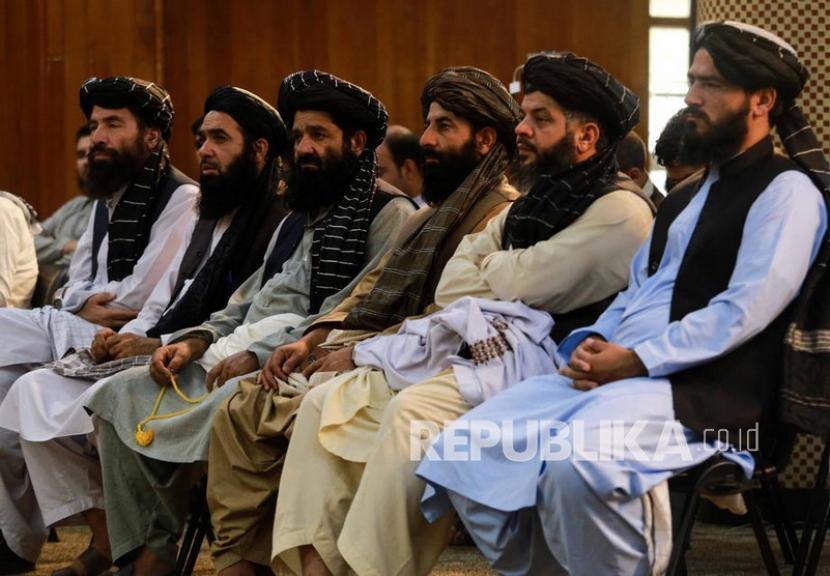  Taliban mendengarkan Sheikh Abdul Baqi Haqqani, Penjabat Menteri Pendidikan Tinggi Taliban, selama upacara di Kabul, Afghanistan, Ahad (12/9).