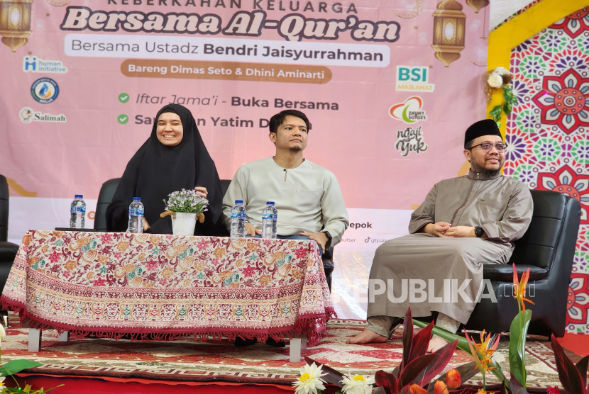 Talksho keluarga Muslim bersama Ustaz Bendri Jayzurrahman dan pasangan selebritis Dimas Aryo dan Dhini Aminarti di Depok, Ahad (16/3/2025).