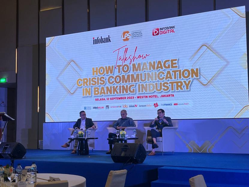 Talkshow yang bertajuk How to Manage Crisis Communication in Banking Industry. 