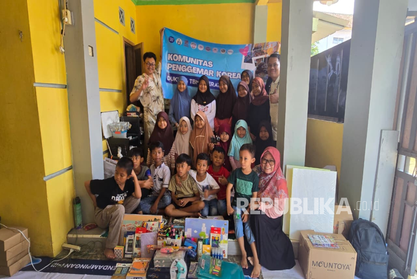 Dorong Aktivasi Taman Baca Literati di Cirebon, Komunitas K-Pop Salurkan Bantuan