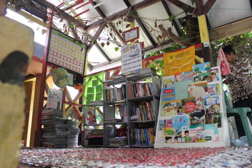  Taman Baca Masyarakat (TBM) SERASI di Kampung Tapos, Dusun Cibodas, Kecamatan Bojonggenteng, Kabupaten Sukabumi, Jawa Barat. TBM ini merupakan salah satu mitra pendidikan Dompet Dhuafa. 