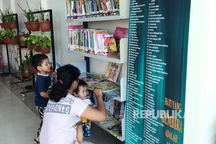 Taman Bacaan yang disediakan oleh Puskesmas Kecamatan Makasar, Jakarta Timur, menyediakan buku-buku untuk anak-anak dan remaja, Kamis (18/5) 