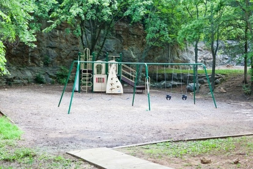 Taman bermain anak di pemakaman