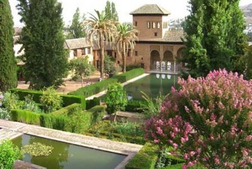 Taman di Alhambra Granada Spanyol. Umat Islam Spanyol mengalami kemunduran pascajatuhnya Granada ke tangan Kristen