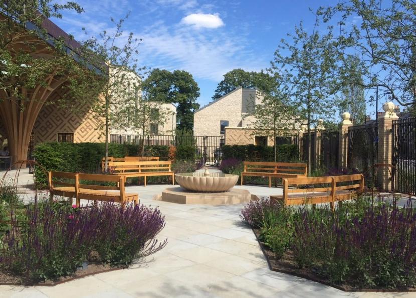 Memahami Makna Desain Taman Masjid Cambridge. Taman di Masjid Pusat Cambridge atau Cambridge Central Mosque di Inggris tidak lepas dari elemen air.