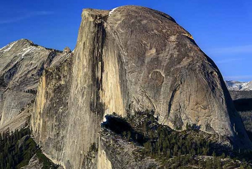 Taman Nasional Yosemite Half-Dome di Kalifornia, AS. Penonton film Free Solo diajak menyusuri Taman Nasional Yosemite. Film ini direkomendasikan untuk pecinta pelesiran selama WFH. 