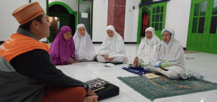 - Taman Pendidikan Alquran (TPQ) Lansia kelompok Al-Ikhlas Warak RT 04 RW 06 Kelurahan Dukuh kembali bergulir di era Adaptasi Kebiasaan Baru (AKB).