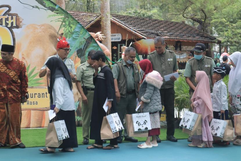 Taman Safari Indonesia (TSI) Bogor merayakan hari jadinya ke-36 tahun ini. Perayaan digelar melalui kegiatan corporate social responsibility (CSR) dengan pemberian santunan kepada 50 anak yatim di Rain Forest Restaurant yang berlokasi di Lapangan Parkir A TSI Bogor, Minggu (25/12/2022).
