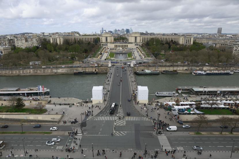 Taman Trocadero terlihat Kamis, 28 Maret 2024 di Paris. Trocadero akan menjadi tuan rumah bersepeda jalan raya dan beberapa kompetisi atletik di Olimpiade Paris 2024 tetapi juga akan menjadi tempat bagi para atlet untuk merayakan Olimpiade tersebut. 