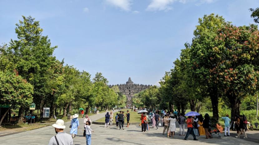 Festival Tenun Nusantara yang diselenggarakan di taman kompleks Candi Borobudur ikut mengangkat destinasi pariwisata.