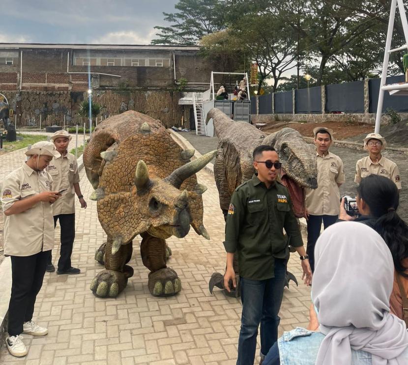 Taman Wisata Dinosaurus Papa Group Indonesia milik Pengusaha muda Bintang Priyambodo ini, akan menjadi yang pertama, terluas dan terbesar di Jawa Barat. 