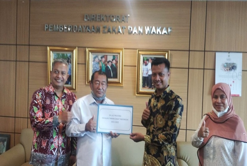  Taman Zakat meraih SK Lembaga Amil Zakat Provinsi yang diserahkan langsung oleh Direktur Pemberdayaan Zakat dan Wakaf Kementerian Agama RI, Drs. H. Tarmizi Tohor, MA di kantor Kemenag, Jakarta, pada Senin (31/5).