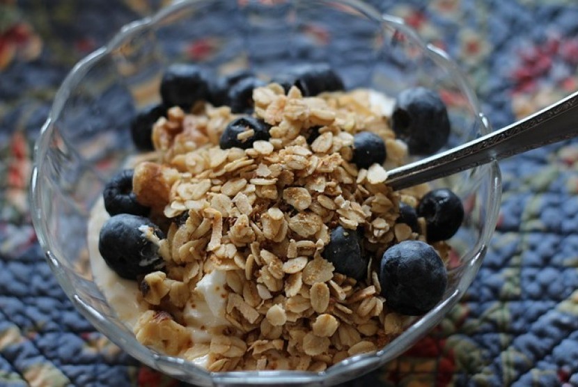 Tambahkan granola dan potongan buah di atas granola untuk sarapan yang sehat dan memberi energi.