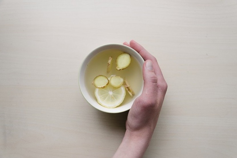 Tambahkan potongan jahe dalam teh untuk mengusir batuk dan pilek.