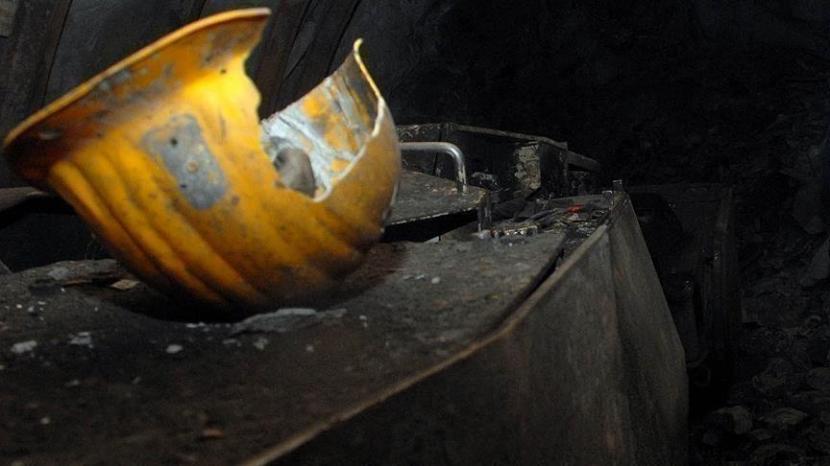 Sebuah helm pekerja tergeletak di sebuah pertambangan emas. (ilustrasi)