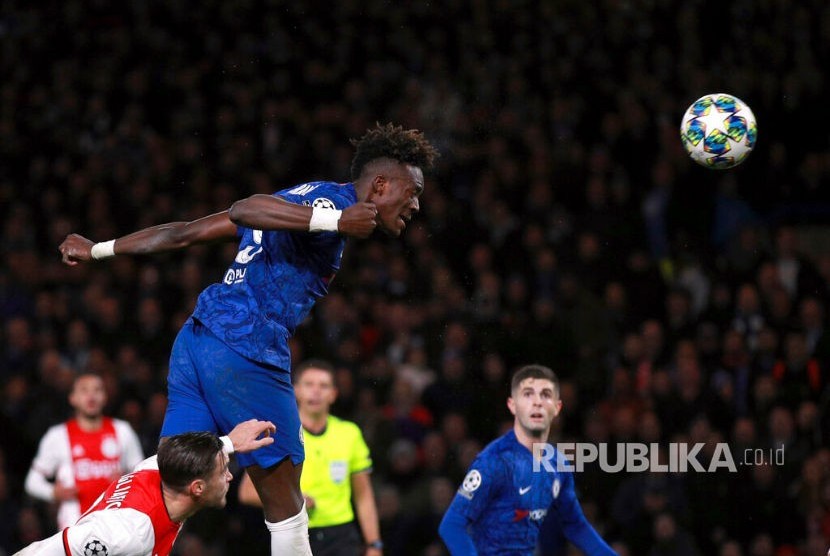 Tammy Abraham menanduk bola pada laga Liga Champions grup H antara Chelsea dan Ajax di Stadion Stamford Bridge, London, Rabu (6/11). 