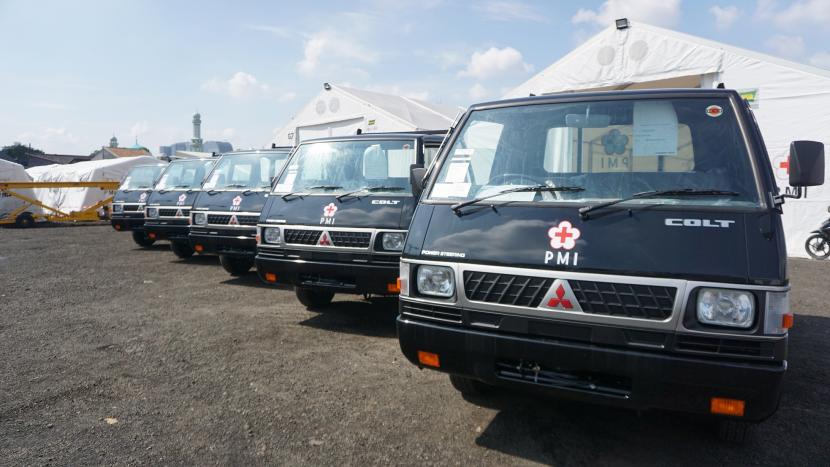 Tampak 5 (lima) unit Mitsubishi L300 kepada Palang Merah Indonesia (PMI) untuk digunakan sebagai unit operasional yang akan mendukung kegiatan penanggulangan Covid-19 di Jakarta.