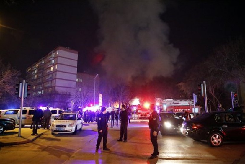 Tampak asap membumbung dari lokasi ledakan di Ankara, Turki, Rabu, 17 Februari 2016.