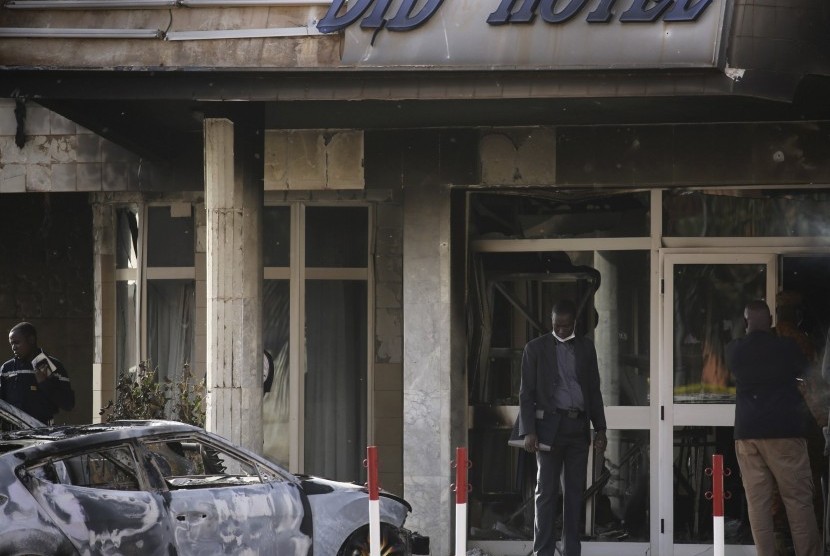 Tampak bagian Hotel Splendid di Ouagadougou, Burkina Faso, yang terbakar usai penyerangan oleh kelompok berkaitan Alqaidah yang menewaskan 23 orang dari 18 negara, Sabtu (16/1) waktu setempat.