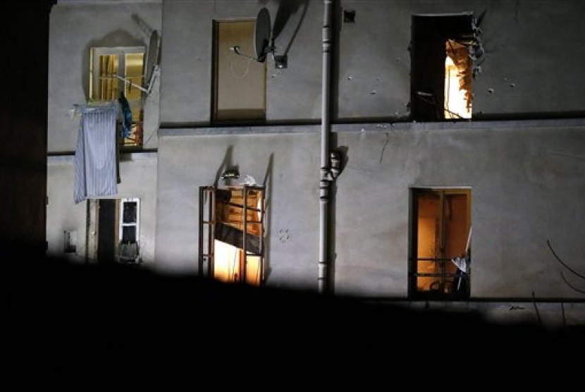 Tampak bekas peluru dan jendela yang hancur di apartemen tiga lantai tempat penggerebekan tersangka pelaku serangan teror Paris, Rabu (18/11).