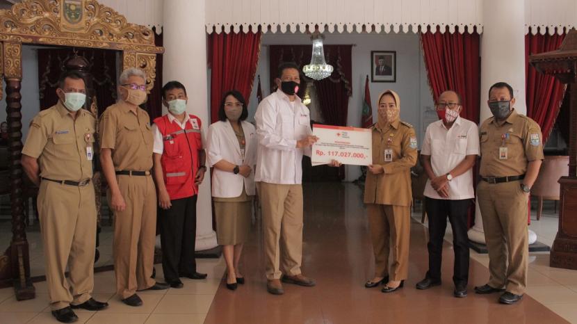 Tampak Bupati Purbalingga Dyah Hayuning Pratiwi beberapa waktu lalu ketika menerima sumbangan dana dari PMI Purbalingga yang dapat digunakan bagi masyarakat yang membutuhkan. 