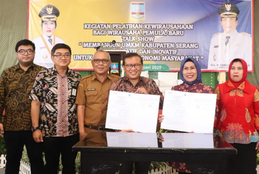 Tampak Bupati Serang, Ratu Tatu Chasanah (kedua dari kanan) usai menandatangani kesepakatan kerjasama dengan PT Indomarco Prismatama (Indomart), Selasa (18/2)