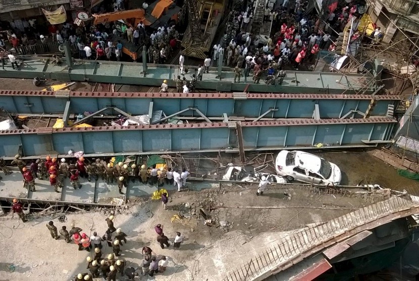 Tampak dari atas jembatan layang yang runtuh dan memperangkap lebih dari 100 orang yang melewatinya di Kolkata, India, (31/3).