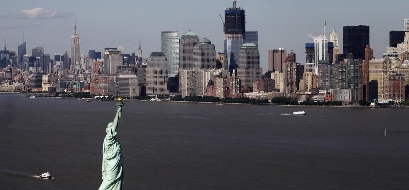 Tampak dari foto udara, satu World Trade Center berdiri dan Patung Liberty, Selasa (30/8). (AP Photo / Mark Lennihan)