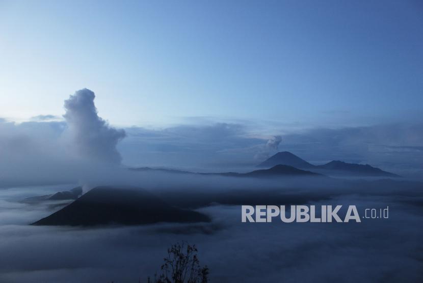 Tampak dari ketinggian gugusan di Taman Nasional Gunung Bromo, Sukapura, Jawa Timur.