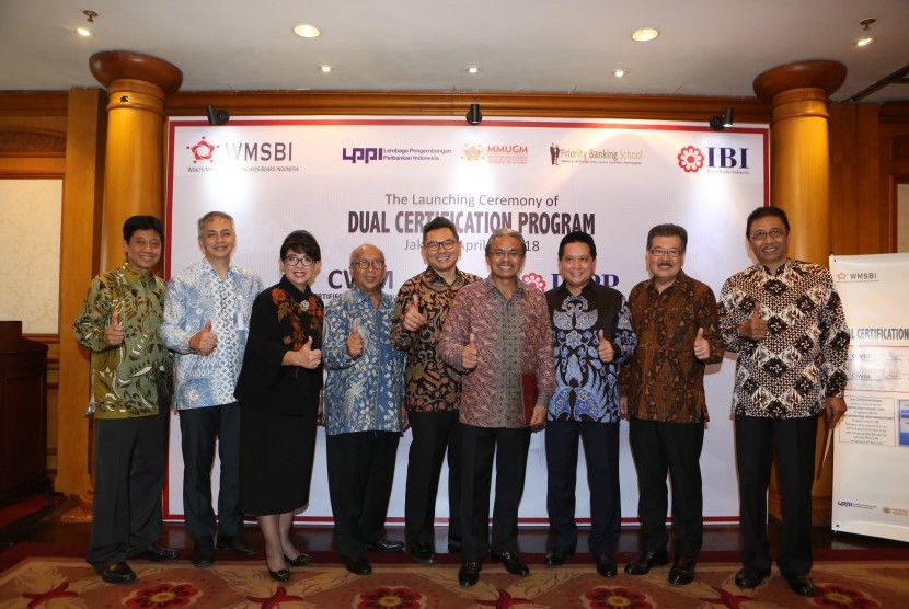 Tampak dari kiri ke kanan; Sulad Sri Hardanto Sekjen Wealth Management Standards Board Indonesia (WMSBI), Rizal Al Djaafara Direktur Lembaga Pengembangan Perbankan Indonesia (LPPI), Dewi Wiranti, Presiden Direktur  & CEO Priority Banking School Sudirman Mikin Direktur Lembaga Sertifikasi Profesi Perbankan (LSPP), Omar S Anwar Dewan Pembina Wealth Management Standards Board Indonesia (WMSBI), Kapler A Marpaung Ketua Wealth Management Standards Board Indonesia (WMSBI), Hery Gunardi Managing Director Bank Mandiri, , Prof. Tandelilin Eduardusanto, MMUGM, I Nyoman Samkara Direktur Lembaga Sertifikasi Profesi Perbankan (LSPP)