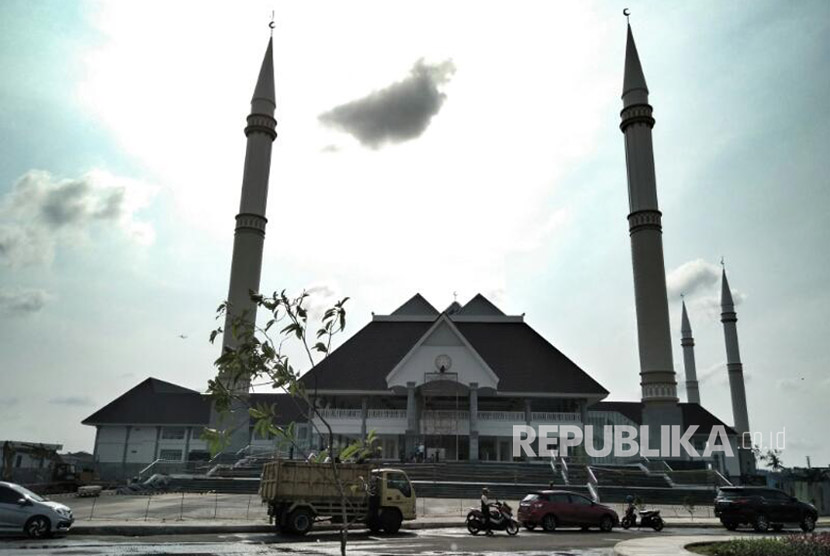 Tampak depan Masjid Raya KH Hasyim Asyari Jakarta, Daan Mogot, Jakarta Barat. Jum
