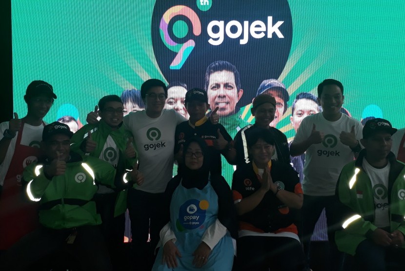 Tampak dua CEO Gojek Kevin Aluwi (tiga dari kiri berdiri) dan Andre Soelistyo (enam dari kiri berdiri) berpose bersama ke-9 mitra Gojek 