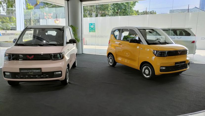 Tampak dua kendaraan listrik Wuling yang berada di Wuling Center, Jakarta Selatan