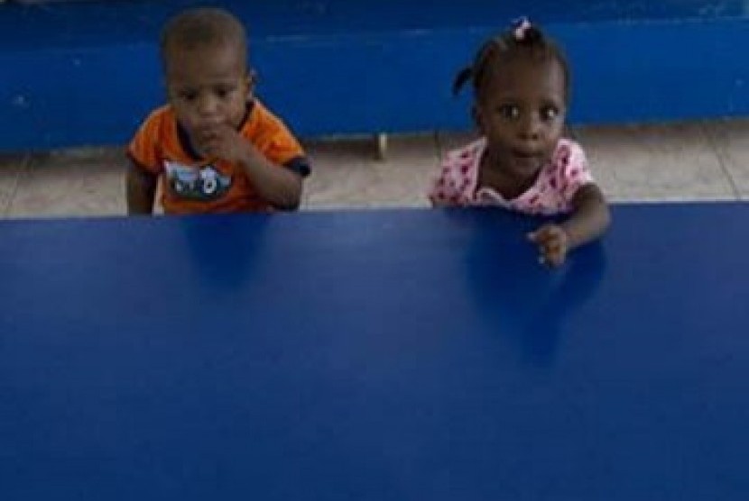 Tampak dua orang anak yang diasuh di panti asuhan setempat usai gempa yang melanda Haiti, Januari lalu.