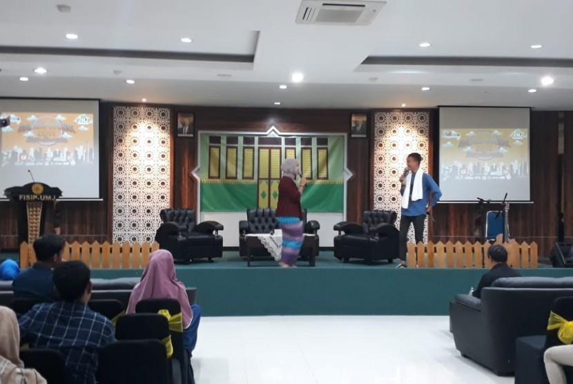 Tampak dua pemandu acara pada kegiatan radio week 2019 yg diselenggarakan di Fisip Universitas  Muhammadiyah Jakarta.