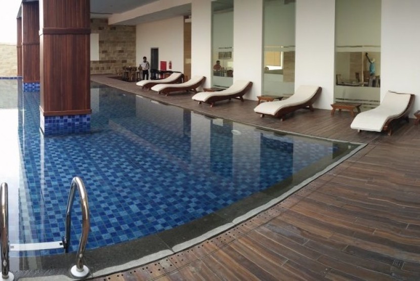 Tampak fasilitas kolam renang bagi para tamu hotel di kota Pati