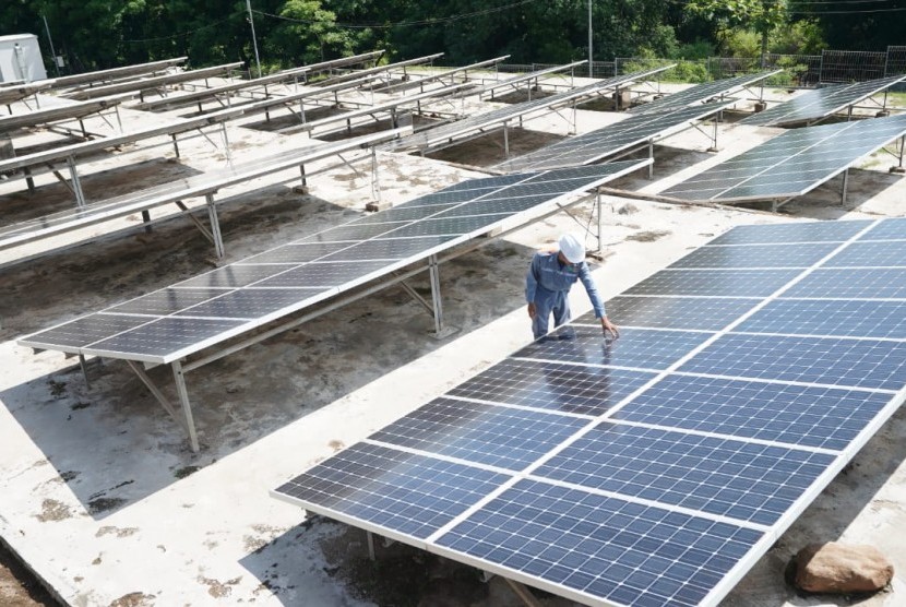 Tampak fasilitas pembangkit surya PLN di Lombok. 