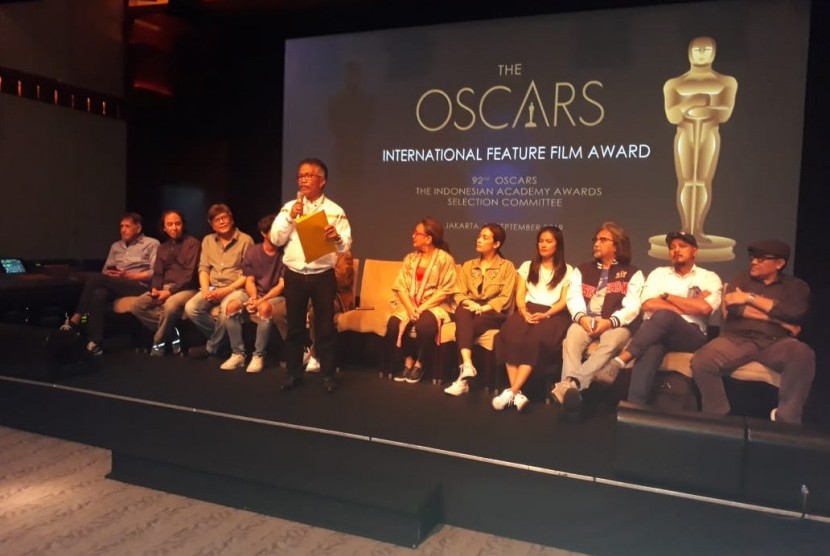 tampak firman bintang ketua pelaksana seleksi film indonesia untuk Oscar memberikan sambutan saat pengumuman film yang akan mewakili Indonesia pada ajang Oscar 2020 mendatang. Selasa (16/9).