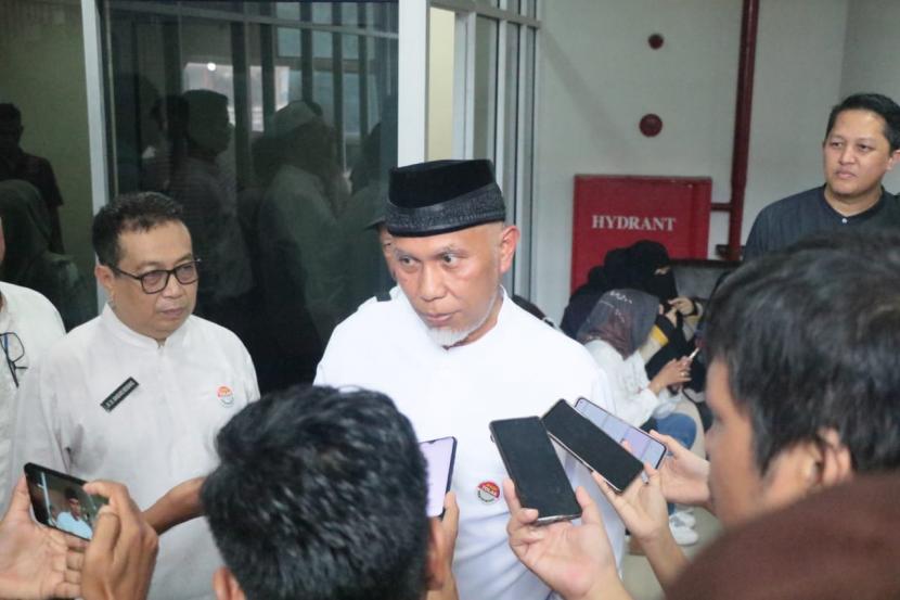 Tampak Gubernur Sumatera Barat, Mahyeldi sedang memberikan penjelasan kepada wartawan