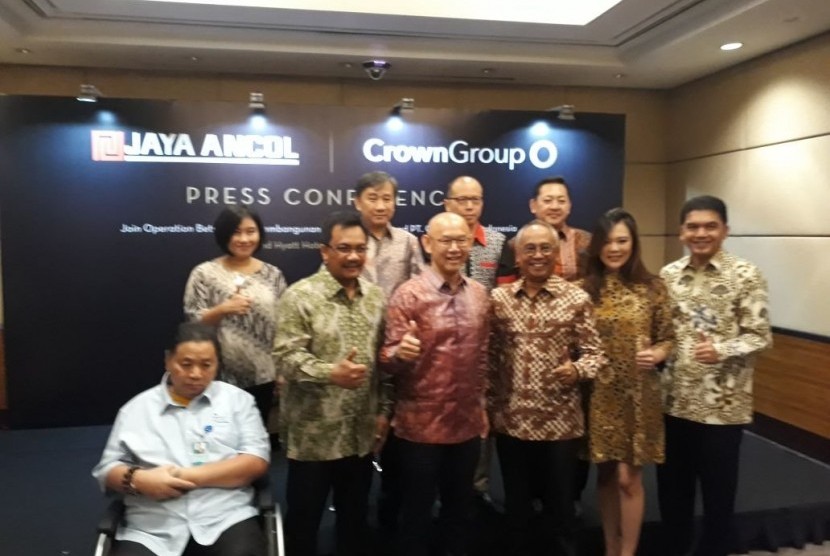 Tampak jajaran pimpinan PT Pembangunan Jaya Ancol dan Crown Group berpose bersama.