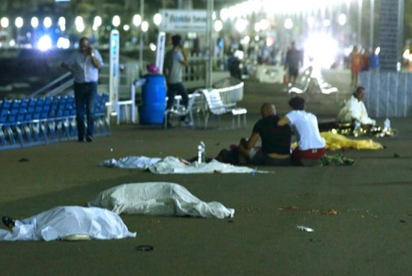 Tampak jenazah korban serangan truk di Nice, Prancis, Kamis malam, 14 Juli 2016.