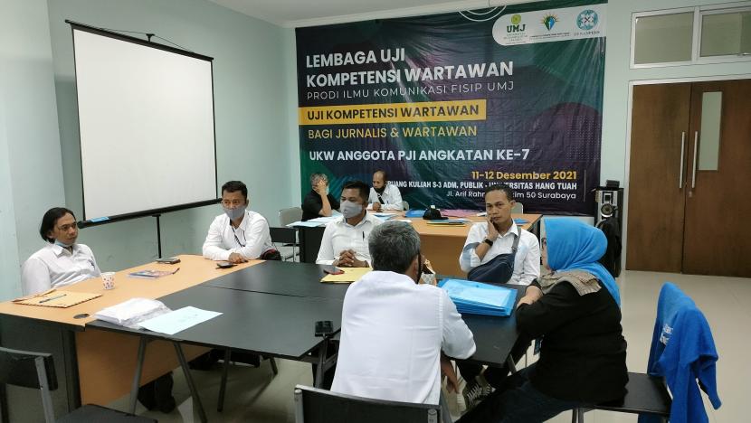 Tampak kegiatan uji kompetensi wartawan (UKW) FISIP UMJ  yang diikuti 18 peserta wartawan di Surabaya selama dua hari  11-12 Desember
