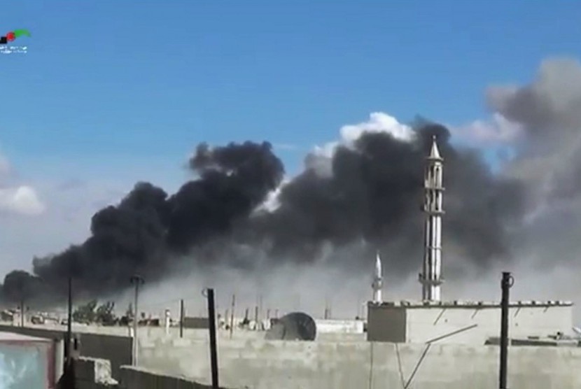 Tampak kepulan asap usai serangan udara oleh jet militer di Talbiseh provinsi Homs, Suriah barat, Rabu 30 September 2015