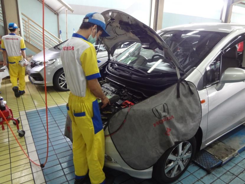 Tampak kesibukan para mekanik Honda yang sedang memperbaiki mobil Honda di bengkel resmi Honda