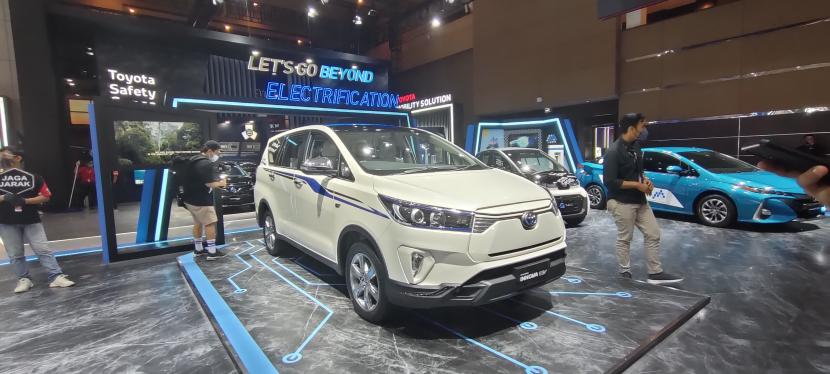 Tampak Kijang Innova EV yang dipamerkan pada Indonesia International Motor Show (IIMS) 2022.