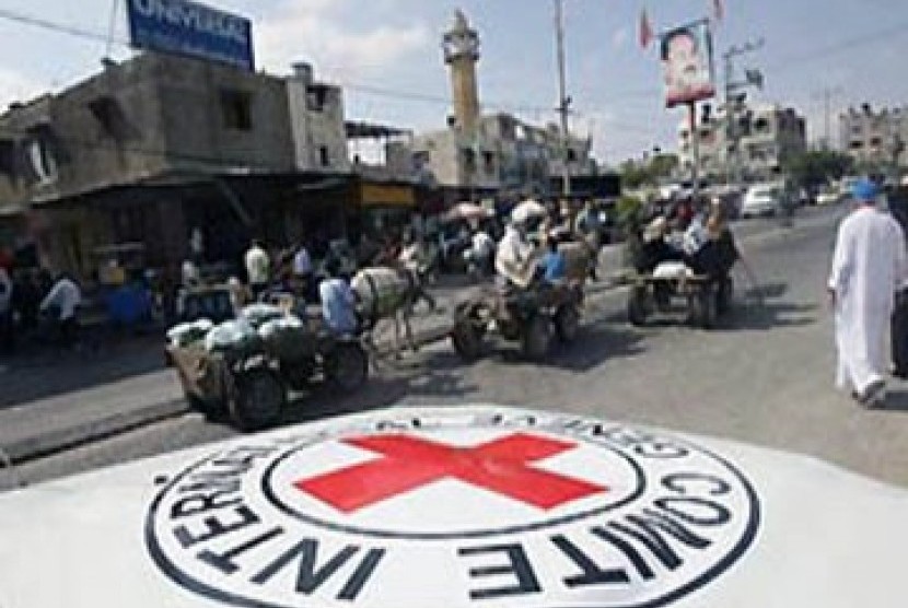 Tampak logo Palang Merah Intenasional atau ICRC di sebuah mobil di kawasan Gaza, Palestina.