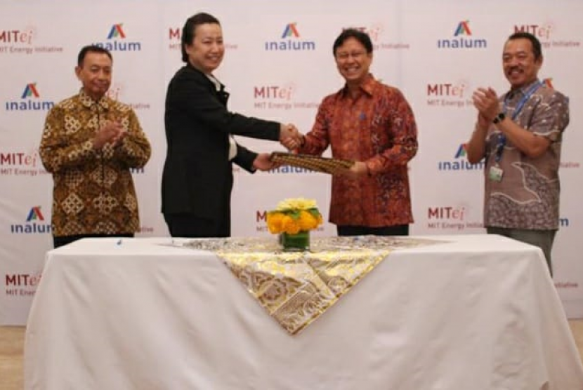 Tampak Manajer Asia Pacific Energy Partnership MITEI Lihong Duan dan Direktur Utama Inalum Budi G Sadikin bersalaman usai penandatanganan MoU disaksikan Deputi Bidang Pertambangan Industri Strategis dan Media Kementerian BUMN Fajar Harry Sampurno (kn). Kolaborasi Holding Industri Pertambangan Inalum dengan lembaga riset ini bertujuan untuk untuk meningkatkan pengembangan teknologi energi rendah karbon dan pertambangan yang berkelanjutan.