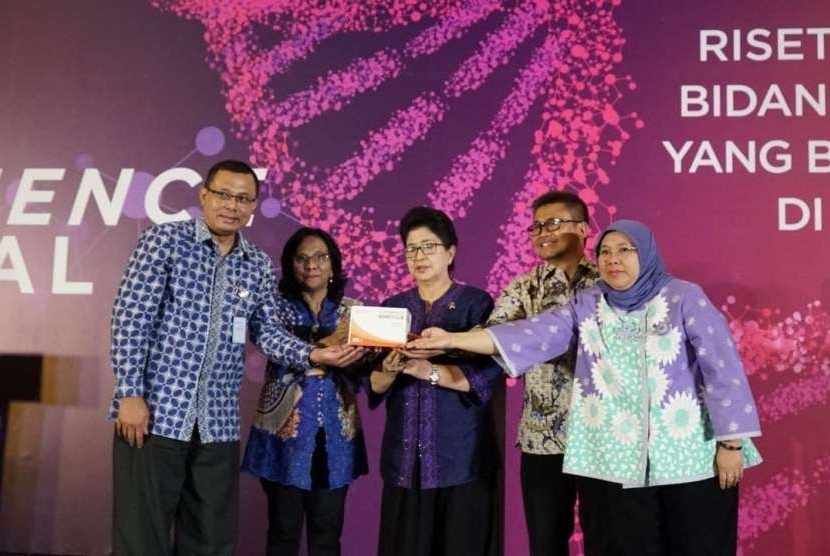 Tampak Menkes Prof. Nina Moeloek (tengah) bersama Direktur Utama PT Bio Farma, Rahman Roestan (Kiri baju biru) ketika meluncurkan prototipe Kit HBsAg dan kit anti HBsAg, Kamis (13/9) 