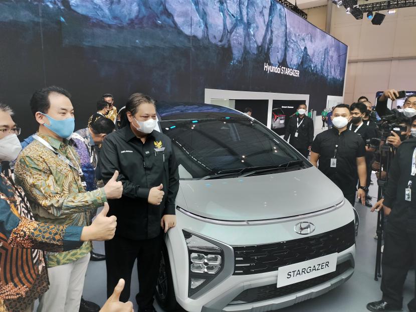 Tampak Menko Perekonomian Airlangga Hartarto berpose di sebelah Hyundai Stargazer ketika meresmikan pameran otomotif Gaikindo Indonesia Internasional Auto Show (GIIAS) 2022, Kamis (11/8/2022)