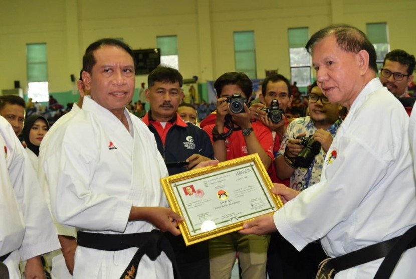 Tampak Menpora Zainudin Amali menghadiri Upacara Pembukaan Kejuaraan Nasional Institut Karate-Do Indonesia (INKAI) 2020 Piala Ketum KONI Pusat, di Gedung POPKI Cibubur, Jakarta Timur, Jumat (21/2) dengan Inspektur Upacara Ketum KONI Pusat Marciano Norman.
